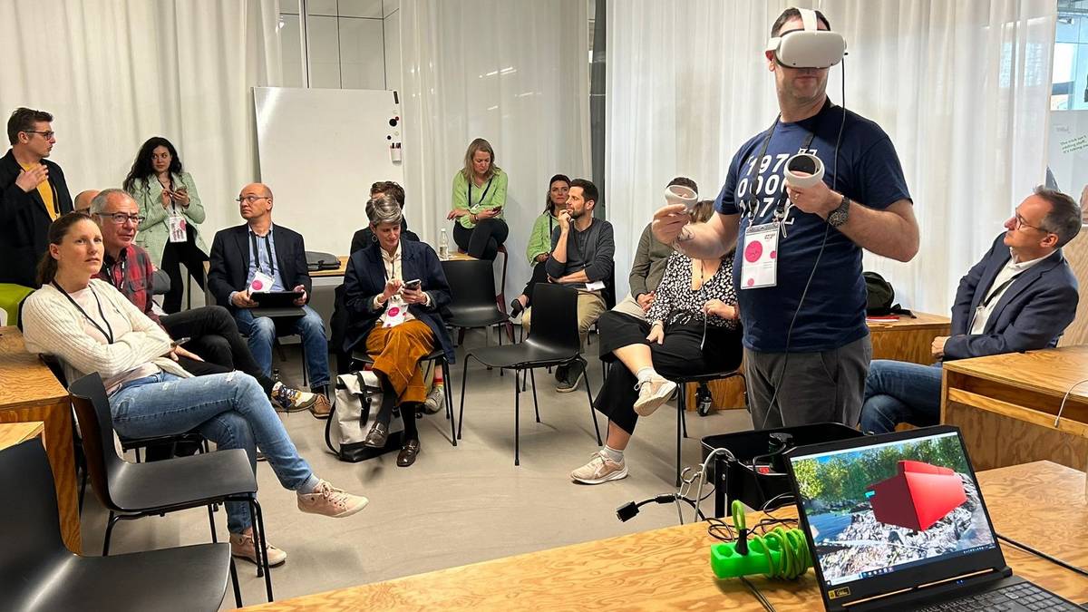 Paul Smyth Deomstrating His VR Learning Space At The Smartfeld Conference In St.Gallen